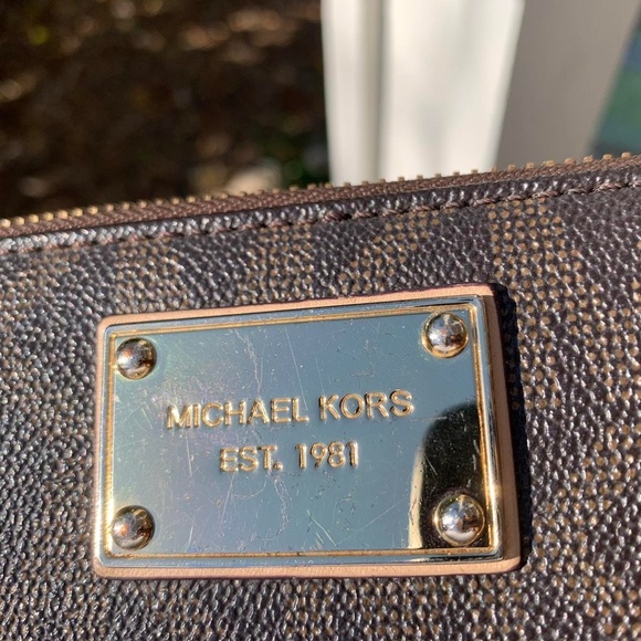 MICHAEL KORS MONOGRAMMED WALLET/CLUTCH - Picture 4 of 4
